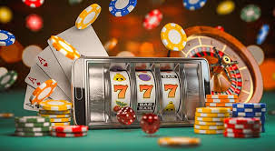 777-spilleautomat, pokerchips og terninger.